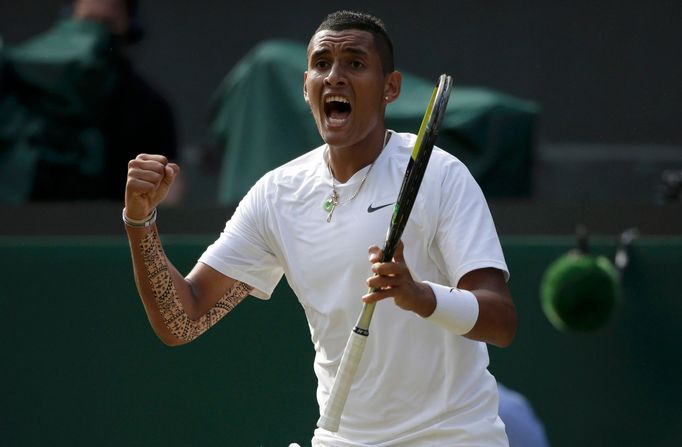 Australský tenista Nick Kyrgios slaví výhru nad Nadalem na Wimbledonu