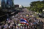 Bangkok paralyzovali demonstranti, do ulic míří vojáci