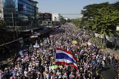 Bangkok paralyzovali demonstranti, do ulic míří vojáci