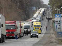 Na hraničním přechodě Korczowa s Ukrajinou je situace nejhorší. Snímek z pondělí zachycuje jen malou část kolony, která zde dosahuje délky desítek kilometrů.