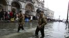 Italian army soldiers patrol in St. Mark Square during a period of seasonal high water in Venice October 27, 2012. The water level in the canal city rose to 127 cm (50 inches) above the normal level, according to the monitoring institute. REUTERS/Manuel Silvestri (ITALY - Tags: MILITARY ENVIRONMENT SOCIETY TRAVEL) Published: Říj. 27, 2012, 12:31 odp.