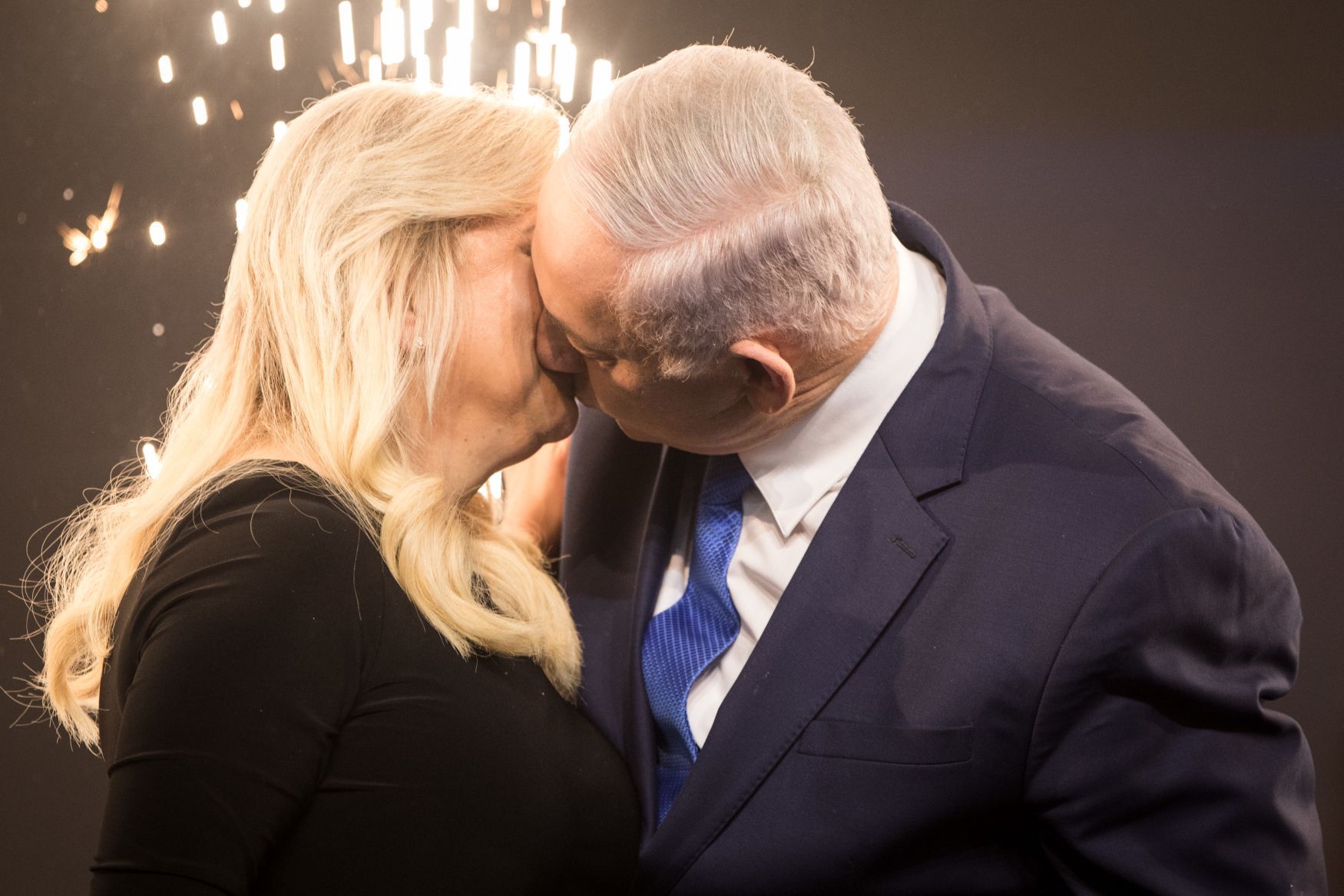 polibek Benjamin Netanjahu manželka Sara Izrael volby 2019