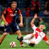 Salvatore Bocchetti bojuje s Riste Naumovem ze Slavie v utkání Evropské ligy.