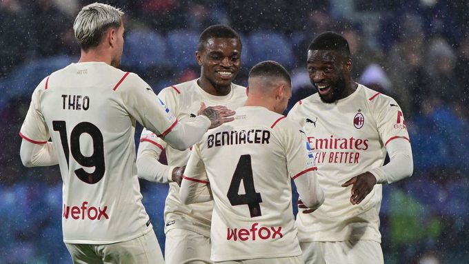 Fotbalisté AC Milán se radují z gólu