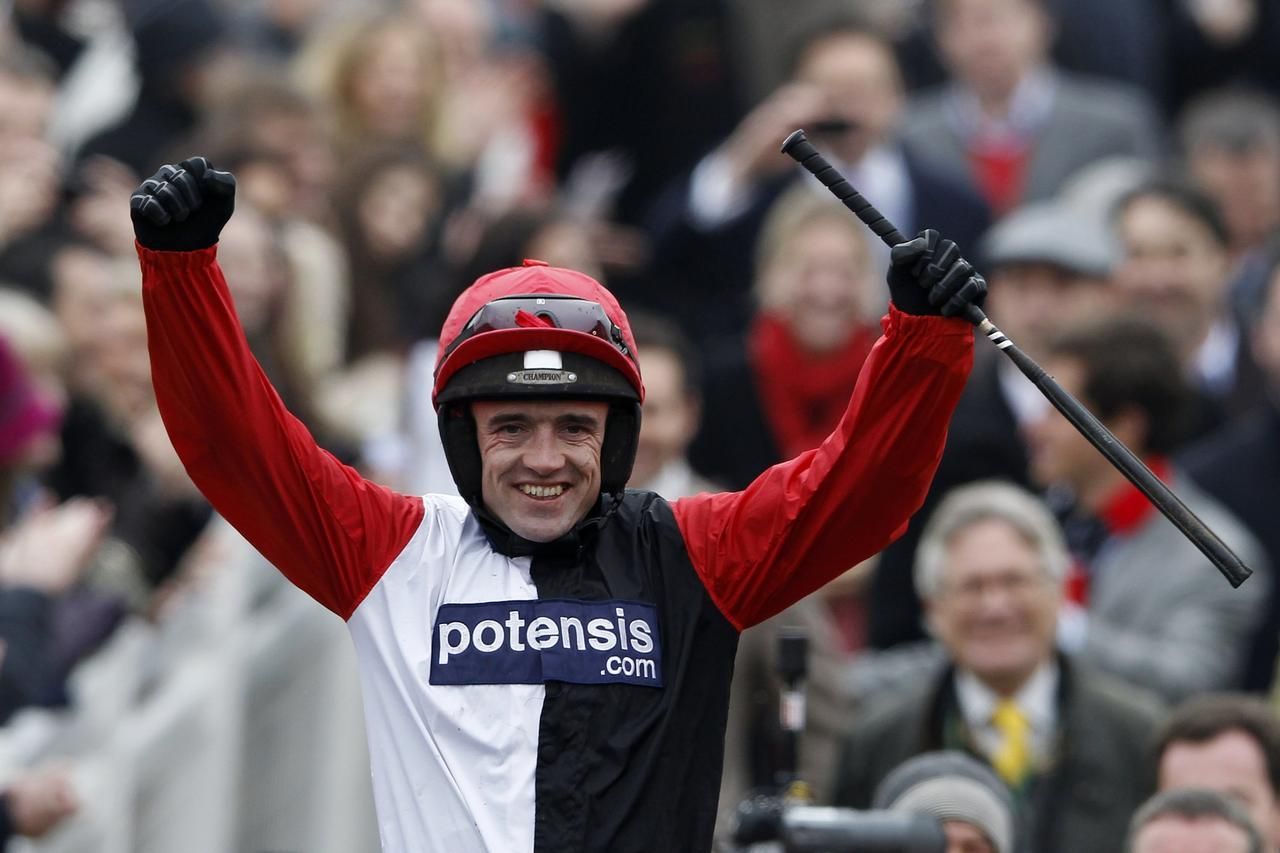 Žokej Ruby Walsh se raduje po vítězství na Big Buck's v Cheltenhamu.