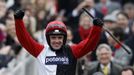 Žokej Ruby Walsh se raduje po vítězství na Big Buck's v Cheltenhamu.