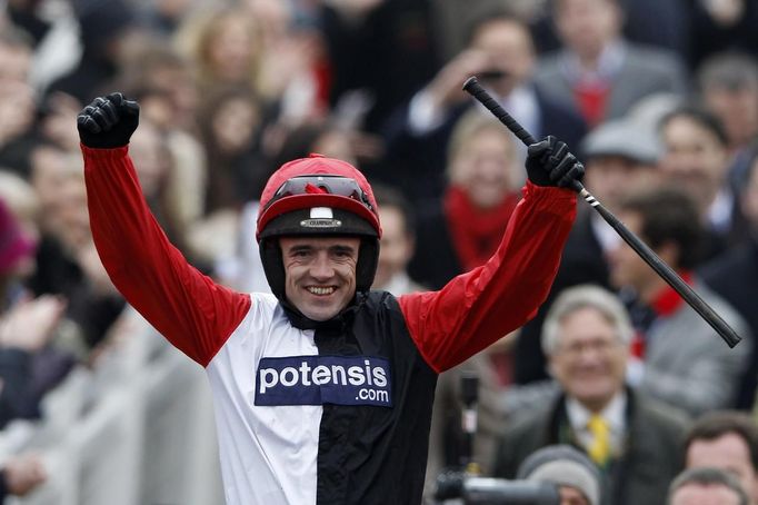 Žokej Ruby Walsh se raduje po vítězství na Big Buck's v Cheltenhamu.