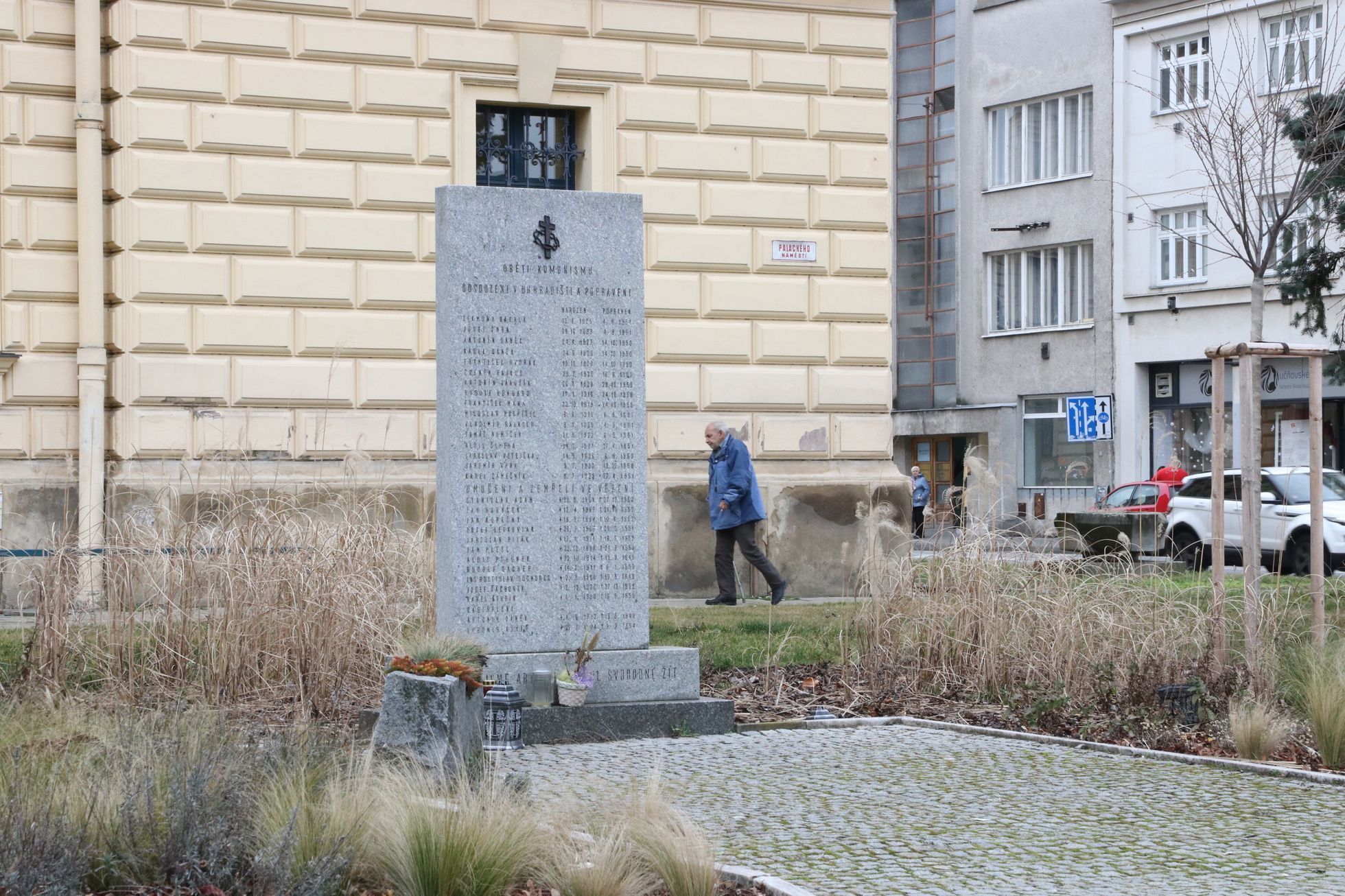 Před budovu bývalé věznice je pomník se jmény vězňů, kteří byli v padesátých letech minulého stolení na nádvoří věznice popraveni.