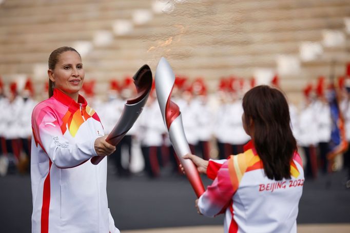 Pořadatelé zimních her v Pekingu převzali v Aténách olympijský oheň