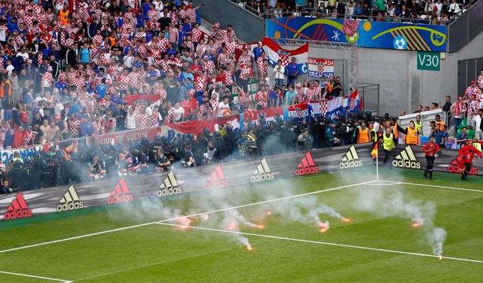 Euro 2016,Česko-Chorvatsko: výtržnosti chorvatský fanoušků