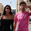 Pierre Gasly z Alpine s přítelkyní Franciscou Cerqueira Gomesovou přichází do paddocku před VC Abú Zabí formule 1