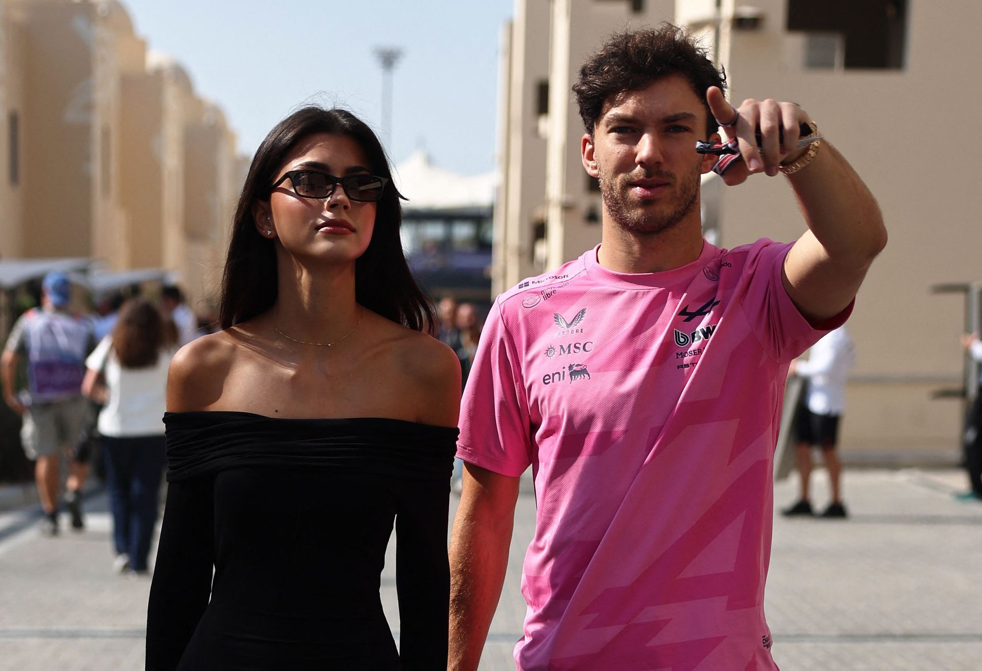 Pierre Gasly z Alpine s přítelkyní Franciscou Cerqueira Gomesovou přichází do paddocku před VC Abú Zabí formule 1