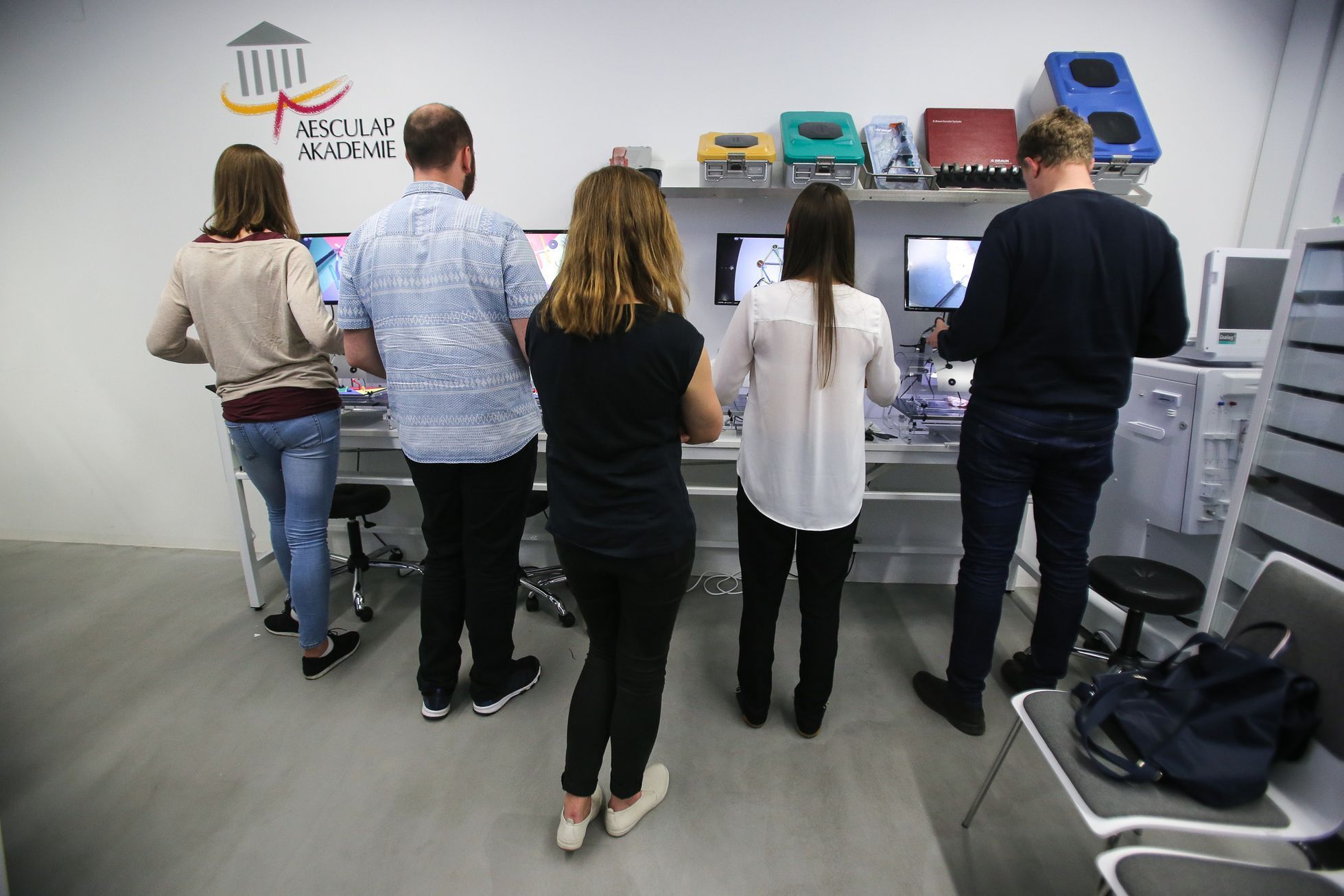 Trénink mediků laparoskopické operace od Aesculap Akademie v Nemocnici na Bulovce
