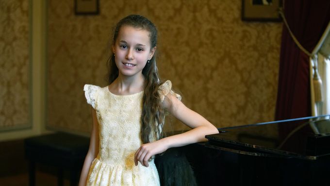 Mimořádně nadaná klavíristka Nora Lubbadová. Dokud fungoval na klavíru zámeček, rodiče jí ho zamykali, aby necvičila tak dlouho.
