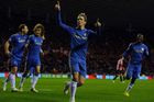 Torres vystřílel Chelsea výhru, Arsenalu pomohly dvě penalty