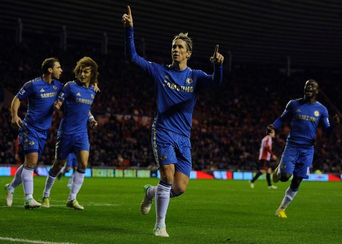 Fernando Torres slaví první ze svých dvou branek, díky nimž Chelsea vyhrála v Sunderlandu 3:1.