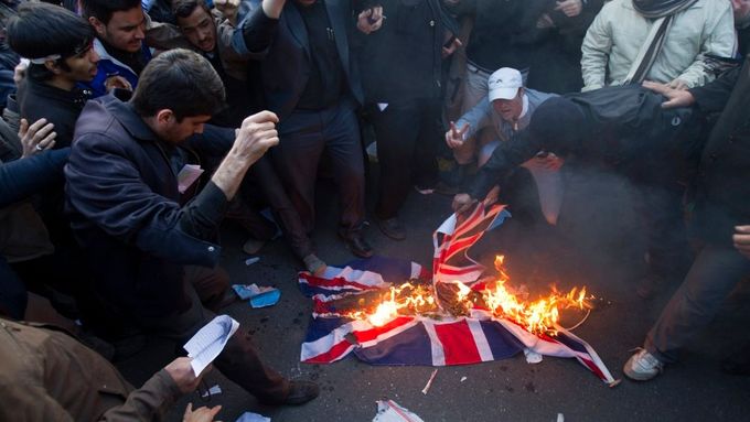 Íránskou zlobu oddnesla britská vlajka.