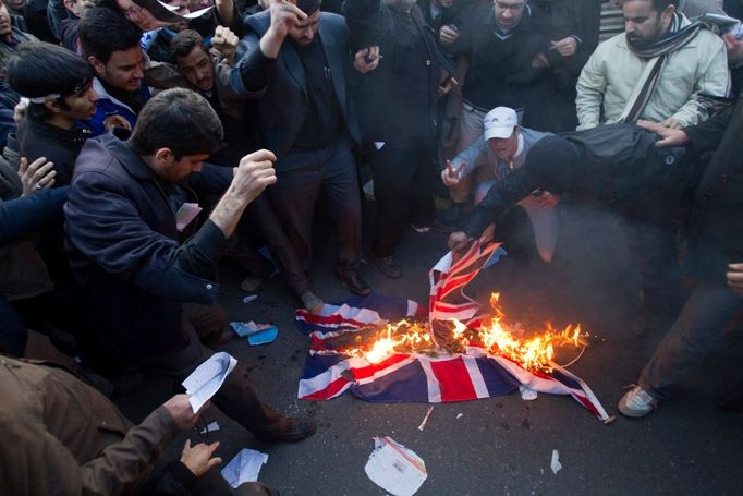 Íránskou zlobu oddnesla britská vlajka.