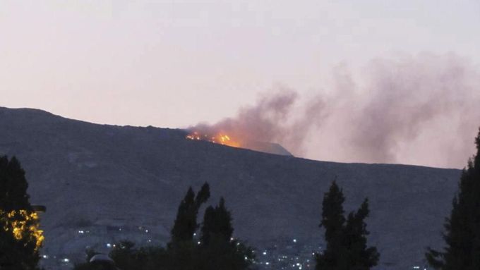 Boje a požár na předměstí Damašku.