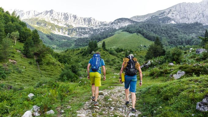 Brána tyrolských Alp láká sportovce na kola, rafting, lezení i jeskyně.
