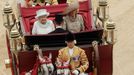 Queen Elizabeth (L) travels by carriage to Buckingham Palace with Camilla, Duchess of Cornwall and Prince Charles after a Diamond Jubilee lunch at Westminster Hall in London June 5, 2012. REUTERS/Matthew Lloyd/POOL (BRITAIN - Tags: ROYALS ENTERTAINMENT) Published: Čer. 5, 2012, 2:48 odp.