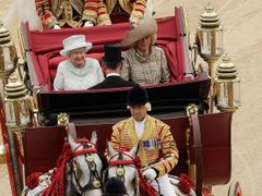 Queen Elizabeth (L) travels by carriage to Buckingham Palace with Camilla, Duchess of Cornwall and Prince Charles after a Diamond Jubilee lunch at Westminster Hall in London June 5, 2012. REUTERS/Matthew Lloyd/POOL (BRITAIN - Tags: ROYALS ENTERTAINMENT) Published: Čer. 5, 2012, 2:48 odp.