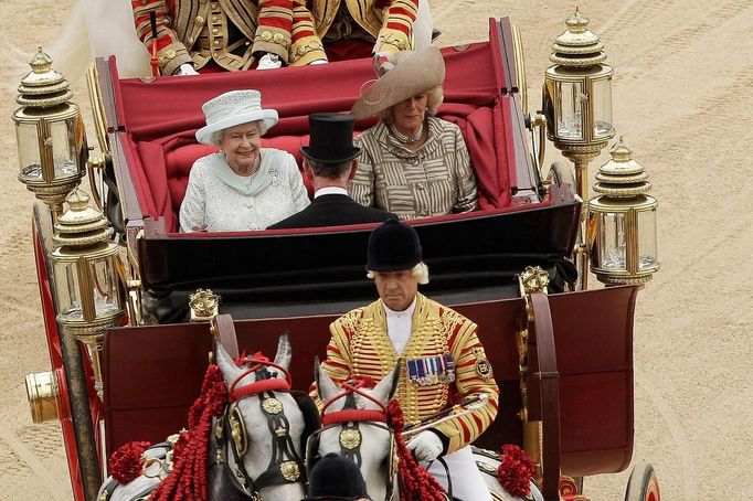 Queen Elizabeth (L) travels by carriage to Buckingham Palace with Camilla, Duchess of Cornwall and Prince Charles after a Diamond Jubilee lunch at Westminster Hall in London June 5, 2012. REUTERS/Matthew Lloyd/POOL (BRITAIN - Tags: ROYALS ENTERTAINMENT) Published: Čer. 5, 2012, 2:48 odp.