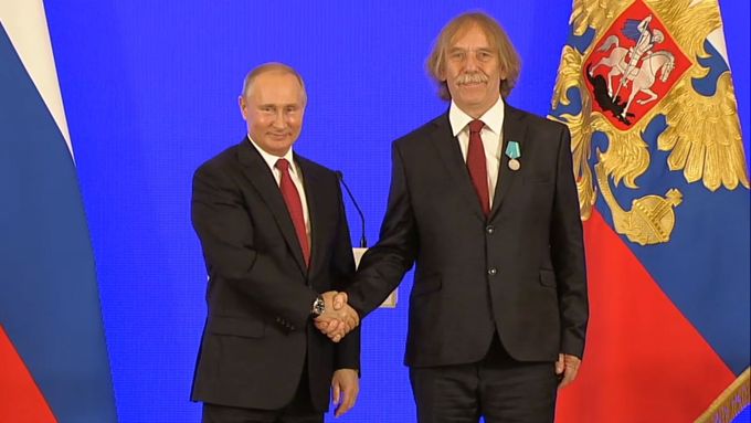 Jaromír Nohavica z rukou Vladimira Putina převzal Puškinovu medaili za upevnění přátelství a spolupráce mezi národy.