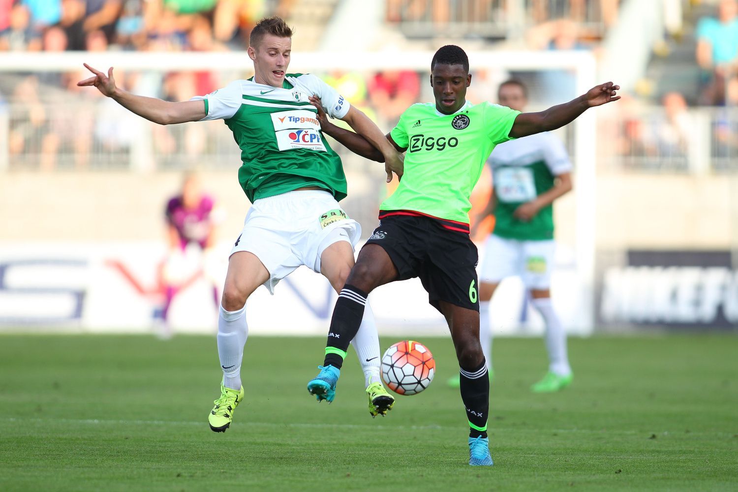 EL, Jablonec-Ajax: Ján Greguš -  Riechedly Bazoer (6)