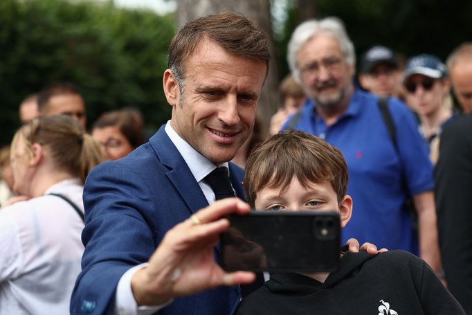 Francouzský prezident Emmanuel Macron si v době předvolební kampaně fotí selfie se svými podporovateli, snímek z 30. června 2024