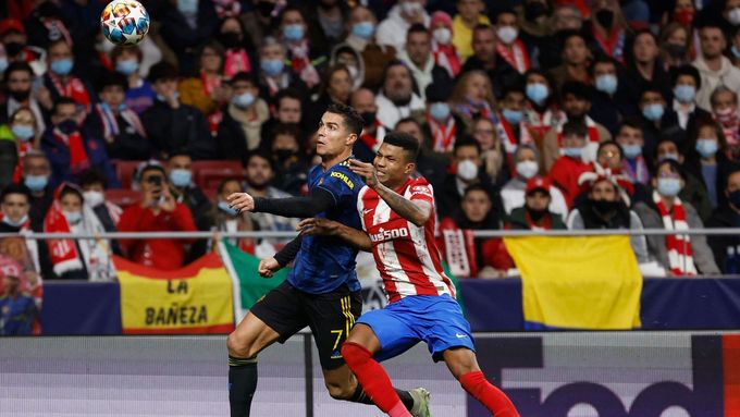 Reinildo Mandava z Atlética Madrid a Cristiano Ronaldo z Manchesteru United v osmifinále Ligy mistrů.