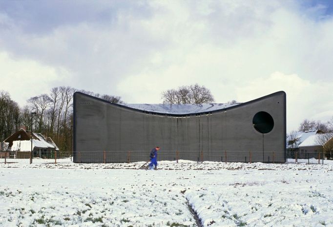 NL Architects/ WOS 8 , Utrecht  Tepelná přenosová stanice, jejíž fasáda je tvořena polyuretanovou membránou, která architektuře umožňuje, aby se stala bezesparou. Fasáda je naprogramovaná několika aktivitami, které mají v úmyslu, vytvořit stavbu atraktivnější.