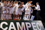 Ve Španělsku si zase radost z vítězství v lize po třech letech připomněli hráči Realu Madrid, kteří ukončili panování Barcelony. Tým José Mourinha v sezoně nasbíral rekordních 100 bodů.