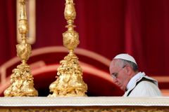 Učiň malý krůček, on tě přijme, napsal papež na Twitter