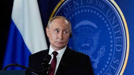 Ruský prezident Vladimir Putin na tiskové konferenci po páteční schůzce se svým americkým hostitelem Donaldem Trumpem v Anchorage na Aljašce.