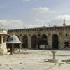 Zničená mešita v Aleppu