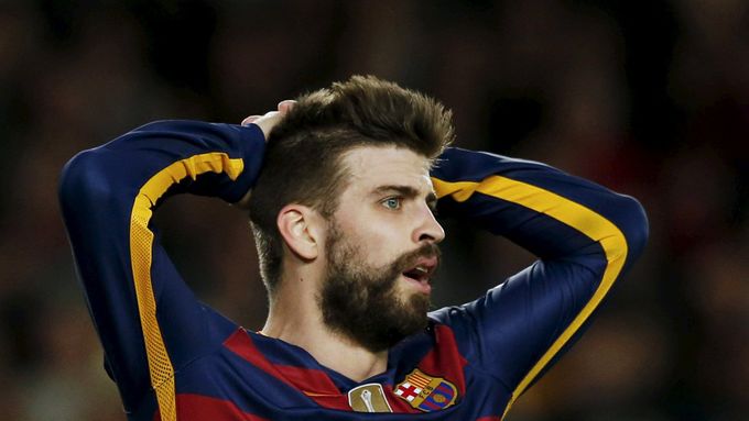 Jak se Barceloně nedaří dokazuje i tahle šance Piquého, kterou stoper Katalánců nedokázal proměnit