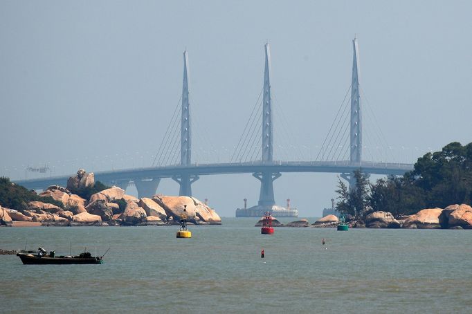 Nejdelší most na světě spojuje Hongkong a Macao.