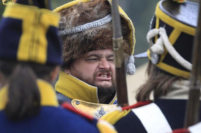 Participants in period costume re-enact the battle of Borodino during anniversary celebrations at the Borodino museum-reserve outside Moscow September 2, 2012. Russian President Vladimir Putin made a rousing call for unity among Russia's diverse ethnic and religious groups on Sunday as he led commemorations of a battle 200 years ago that led to the defeat of Napoleon Bonaparte. REUTERS/Sergei Karpukhin (RUSSIA - Tags: ANNIVERSARY POLITICS CONFLICT)