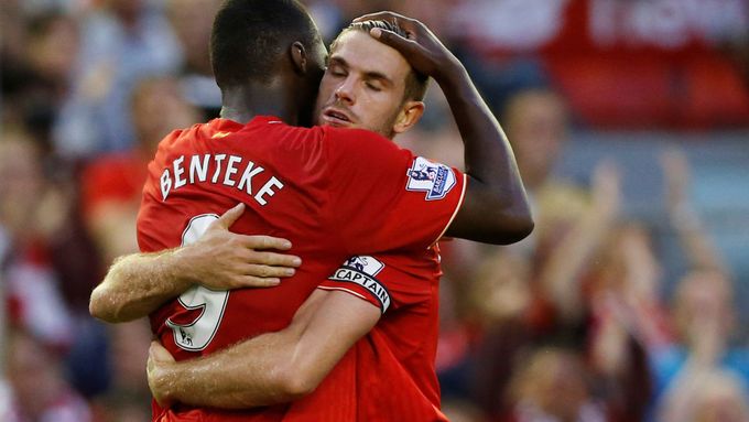 Christian Benteke slaví svůj vůbec první gól v dresu Liverpoolu.