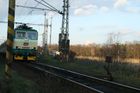 Na Brněnsku se srazil vlak s autem, osádka stihla utéct