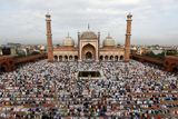 Muslimové po celém světě týden slaví jeden z nejdůležitějších svátků islámu, svátek oběti neboli Íd al-adhá. Na snímku největší indická mešita, Džama Masdžid v Dillí.