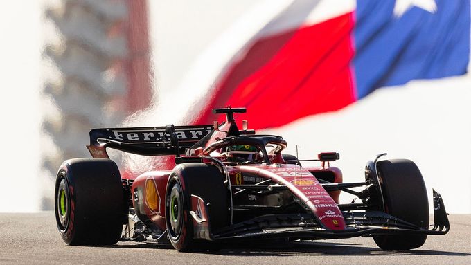 Charles Leclerc ve Ferrari v kvalifikaci na VC USA F1 2023