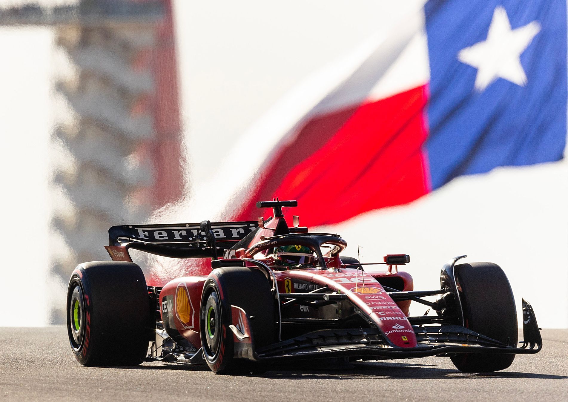 Charles Leclerc ve Ferrari v kvalifikaci na VC USA F1 2023