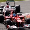 Španělský jezdec F1 Fernando Alonso jede před Němcem Michaelem Schumacherem ve Velké ceně Itálie.