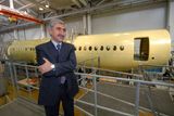 Šéf firmy Suchoj Michail Pogosjan stojí před částí letadla.