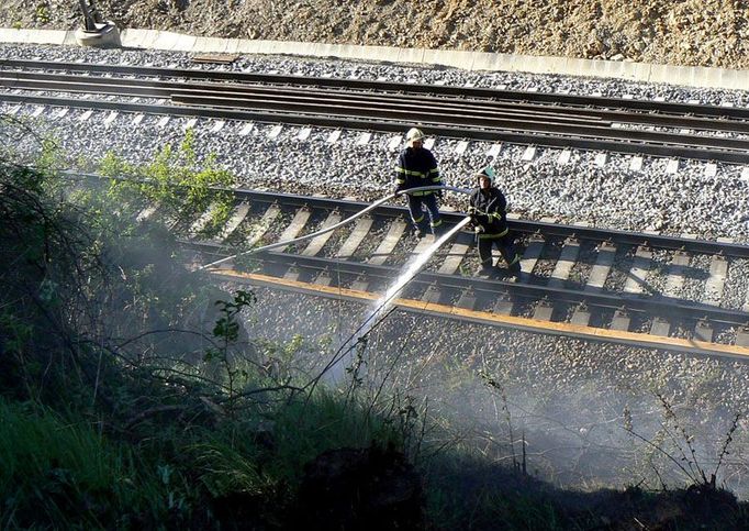 Požáry na železnici jsou svým způsobem specifické a to zejména z důvodu hrozícího nebezpečí. Vzhledem k tomu, že nemohl být přerušen provoz na železniční trati, museli hasiči dávat pozor nejen na případné zasažení elektrickým proudem z trolejového vedení, ale i na projíždějící vlakové soupravy.