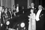 Před válkou se k broukům, pardon, KdF-Wagenům, dostali jen prominenti - a šťastní jednotlivci, jako výherkyně hlavní ceny v tombole na plese. Prvním mužem zleva je konstruktér Ferdinand Porsche.