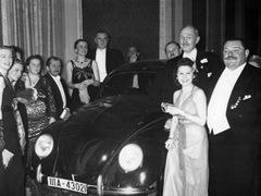 Před válkou se k broukům dostali jen prominenti - a šťastní jednotlivci, jako výherkyně hlavní ceny v tombole na plese. Prvním mužem zleva je Ferdinand Porsche.