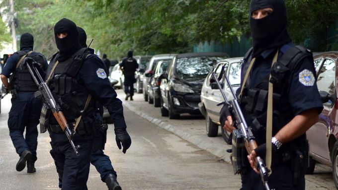 Příslušníci speciálních zásahových oddílů zatkli v září v Kosovu několik lidí, podezřelých z náboru mužů pro Islámský stát v Iráku a Sýrii.